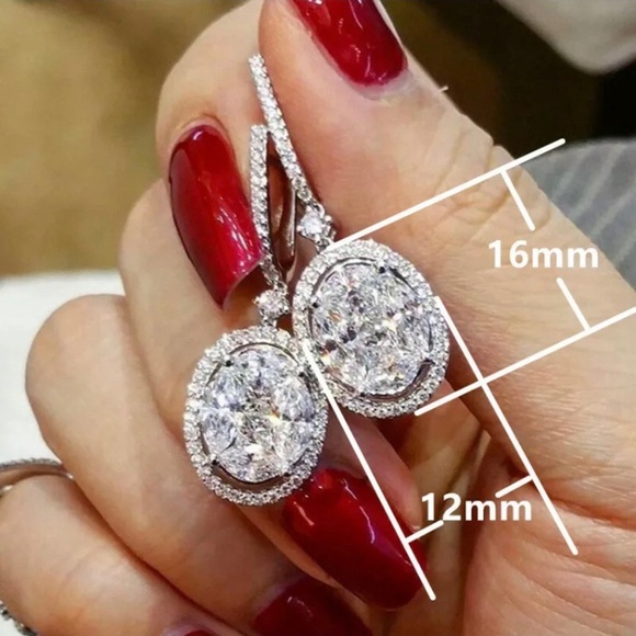 **NEW💎18K White Gold Oval Diamond Halo Earrings - Picture 2 of 4